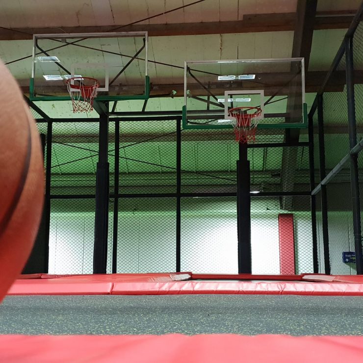 Basketballkörbe der Jump ’N’ Dunk Zone im KÄNGUROOM